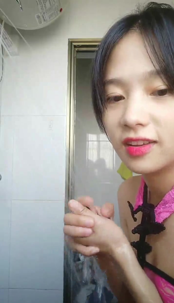 外表清纯甜美高颜值主播妹纸垫着姨妈巾玩直播透明肚兜很会挑逗男人大长美腿就能玩虚脱洗澡诱惑对白清晰