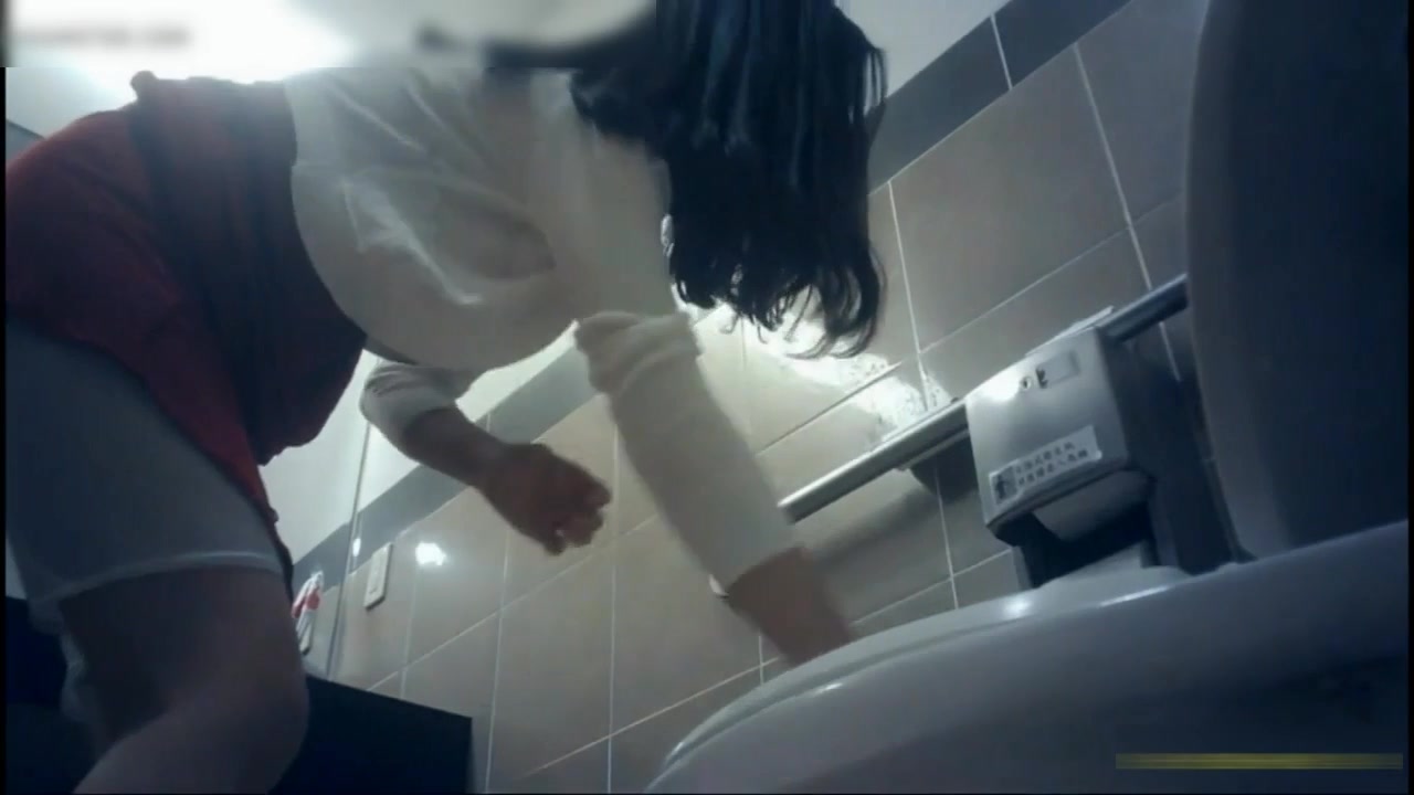 国际大厦某职业培训中心女厕偷拍个人觉得这厕所设计有问题过于宽敞让来方便的人缺乏安全感