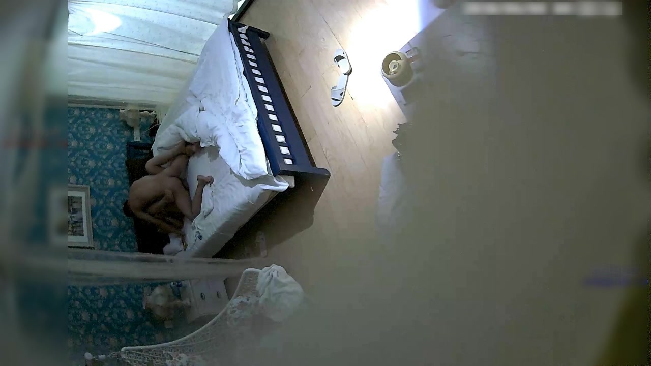 特色宾馆偷拍时尚性感的包臀短裙美女和聊了很久的微信网友开房啪啪,男的看见美女丰满又漂亮在床上干完又干!