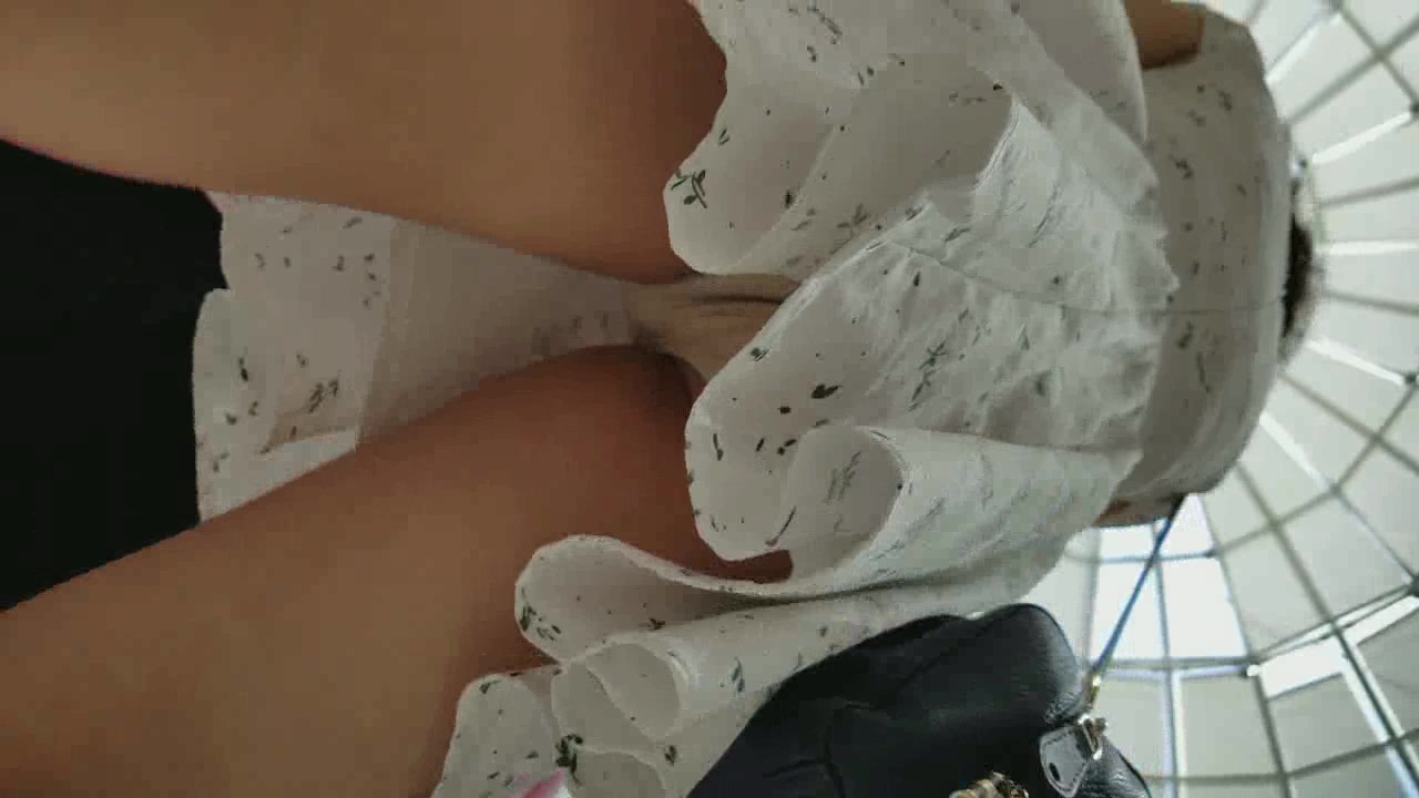 商场抄底两个美少妇的性感裙底