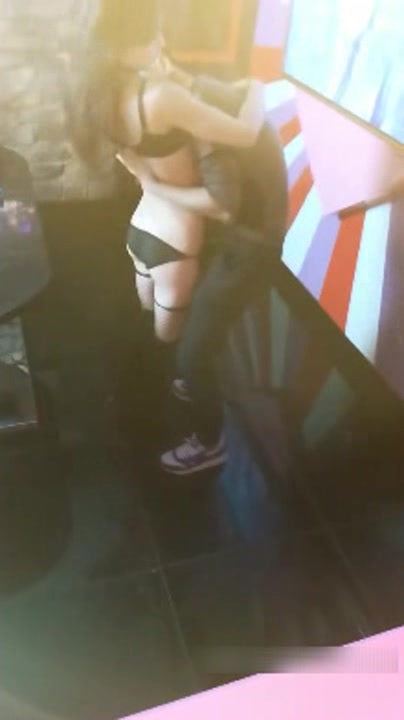 帅哥约操披肩黑网筒靴气质美女KTV玩嗨直接在包房操起来 美女边唱歌边后入猛操真爽 完美露脸