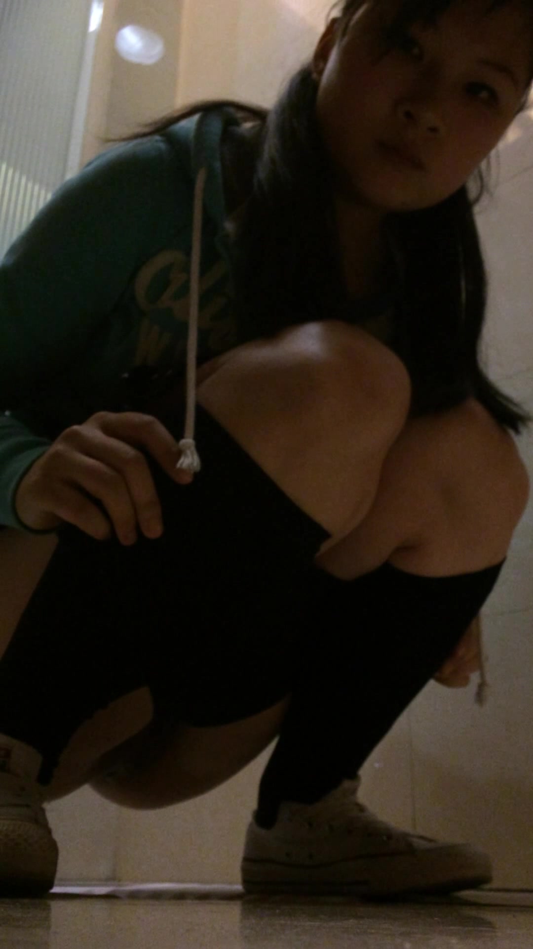 商场厕拍系列 这次直接当着妹子面前拍胆子真大