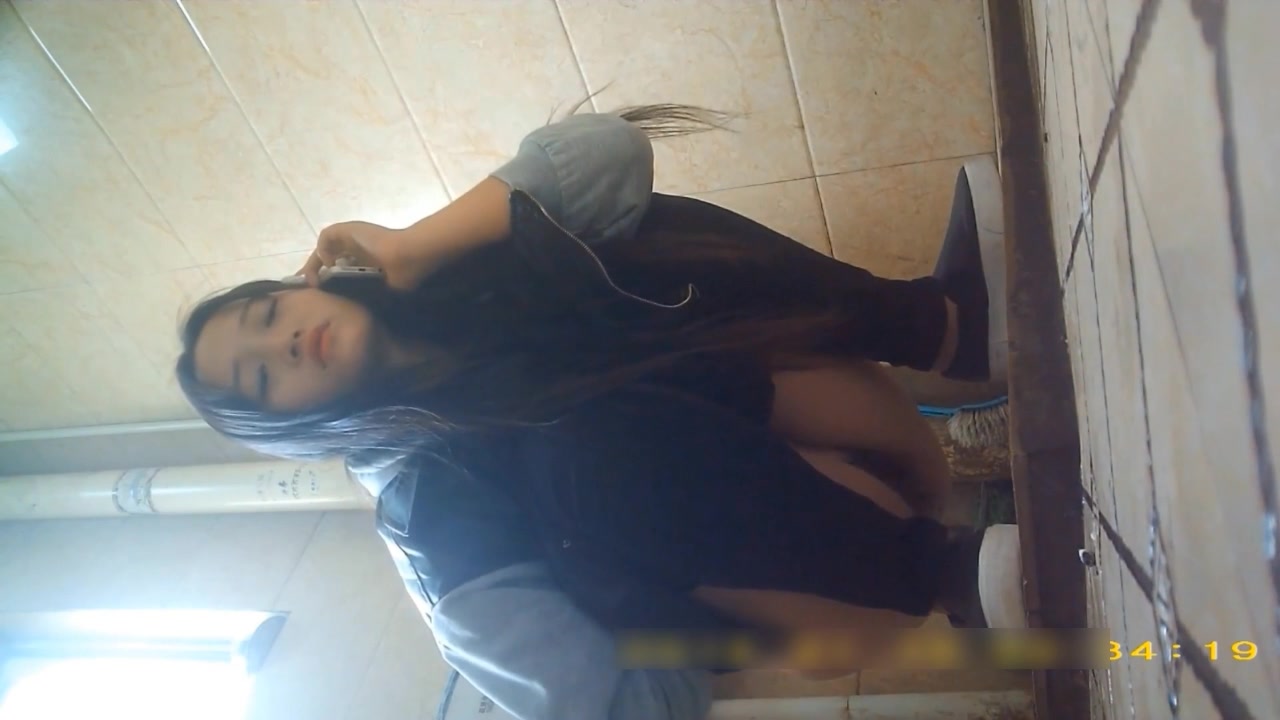 外站最新流出作品-某高校公共女厕拍摄到的气质美女如厕嘘嘘