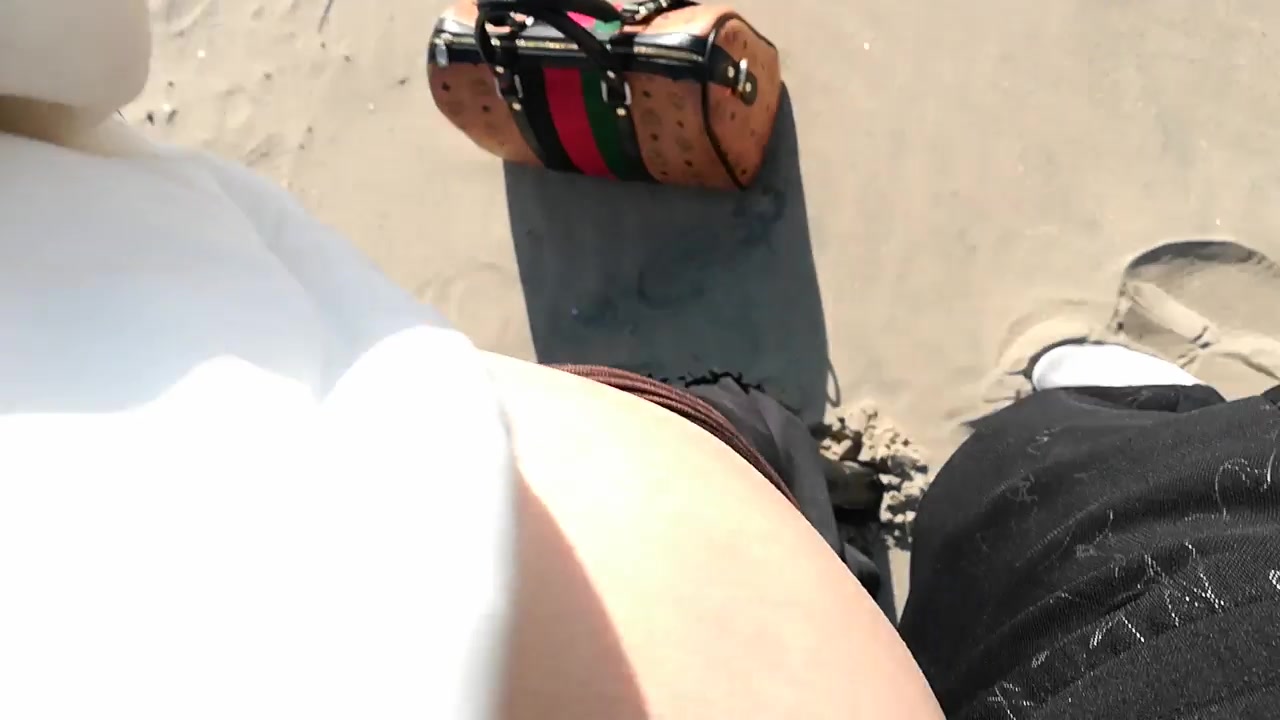 对白淫荡刚失恋帅哥海边散心偶遇主持人采外景被挑逗扒裤子给裹鸡巴找没人的地方刺激后入内射呻吟太过瘾