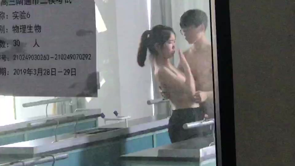 高二教室学生约会被偷拍