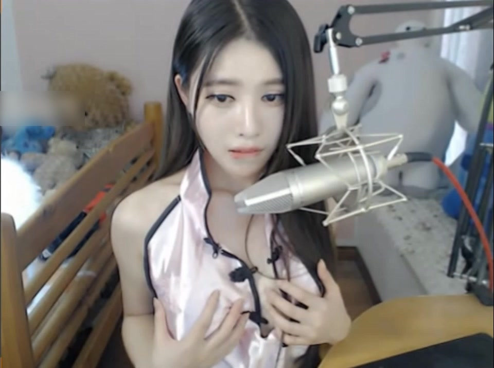 曾非常火爆的熊猫TV高人气网红脸美女主播梦境下海与土豪一对一自慰露点挑逗直播颜值身材没得说阴毛太诱人