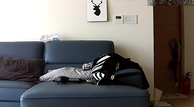 黑客破解家庭网络摄像头监控TP女白领如厕洗澡最后情深一闻来月经的内裤