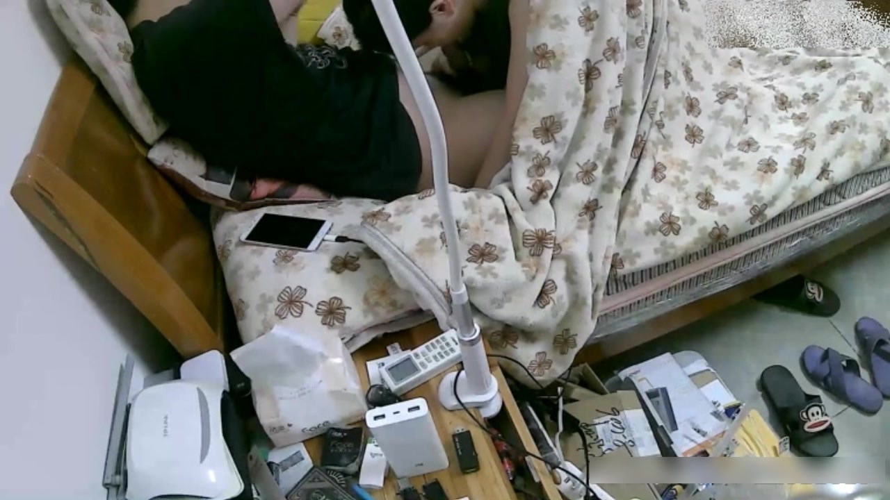 家用网络摄像头被黑TP两口子过夫妻生活女的喜欢吃J8舔了好一阵子老公才用硬屌爆干她淫叫不止