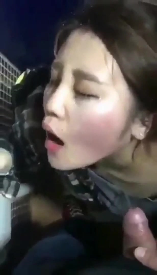 酒吧男厕，露脸漂亮小妹喝大了，口着口着开始喝尿，尿完接着艹