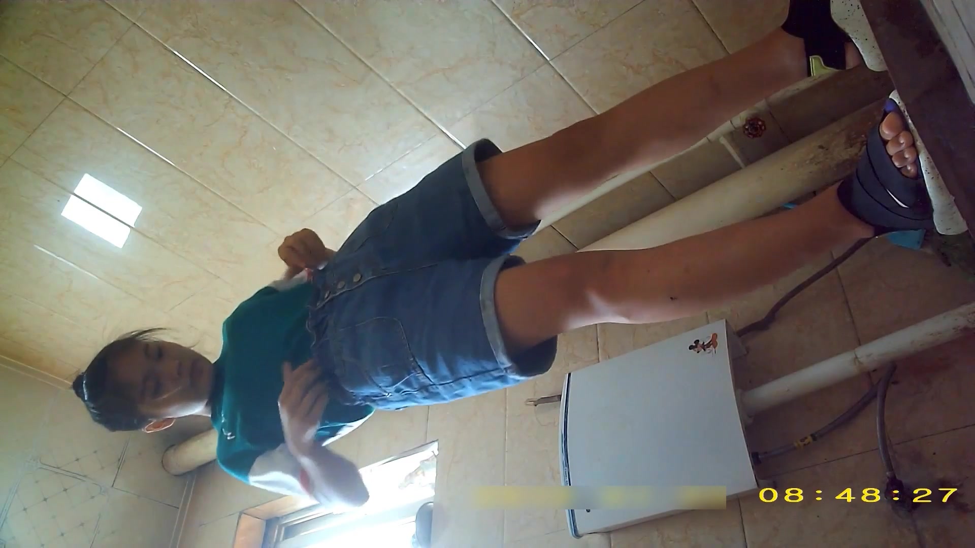 某站最新流出女厕偷放摄像头偷拍年轻美眉嘘嘘耐克鞋妹子不停打电话