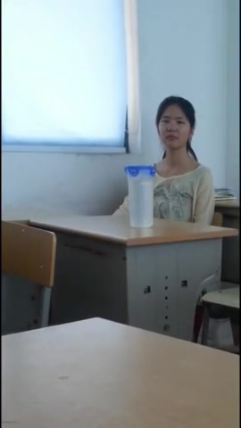 教室打炮，女的还穿着校服