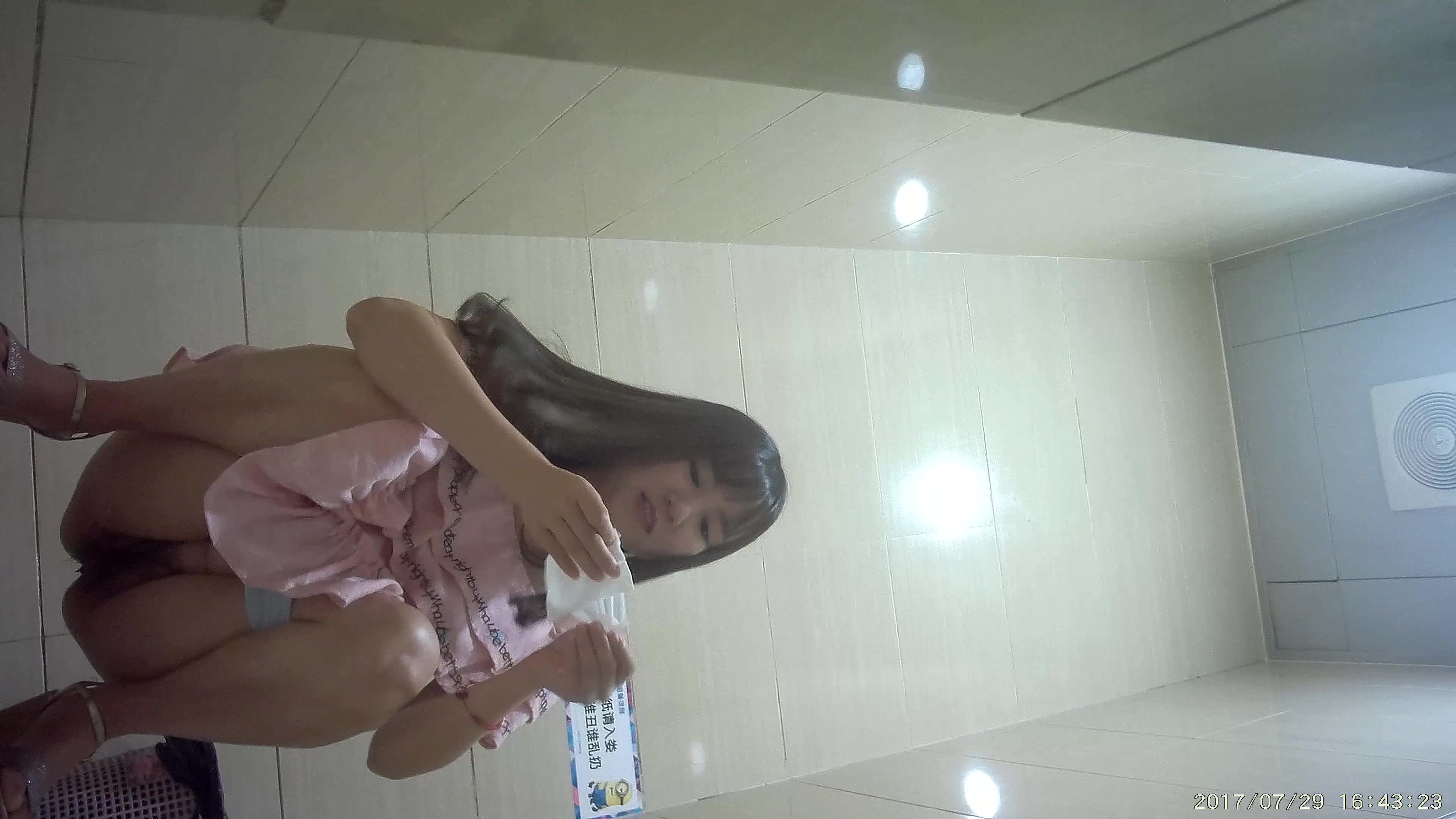 逼缝很长粉裙蓝内裤闷骚少妇,两撮阴毛全竖着换手来回擦