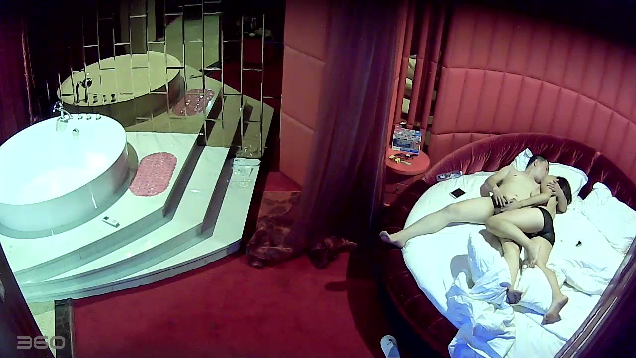 酒店360监控TP骚女打电话约情夫过来啪啪非常会玩的一对还不时拿手机出来自拍一下