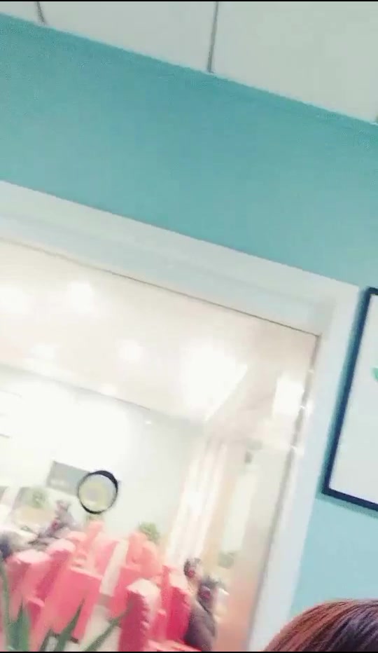 零零后小美女喝了一大杯饮料网吧勾搭正在上网的饿了么外卖小哥到杂物房啪啪