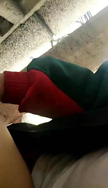 露脸骚货俏秘书跟小哥哥玩刺激的野战 找个没人的地方就口 被大几把后入 叫都不敢大声