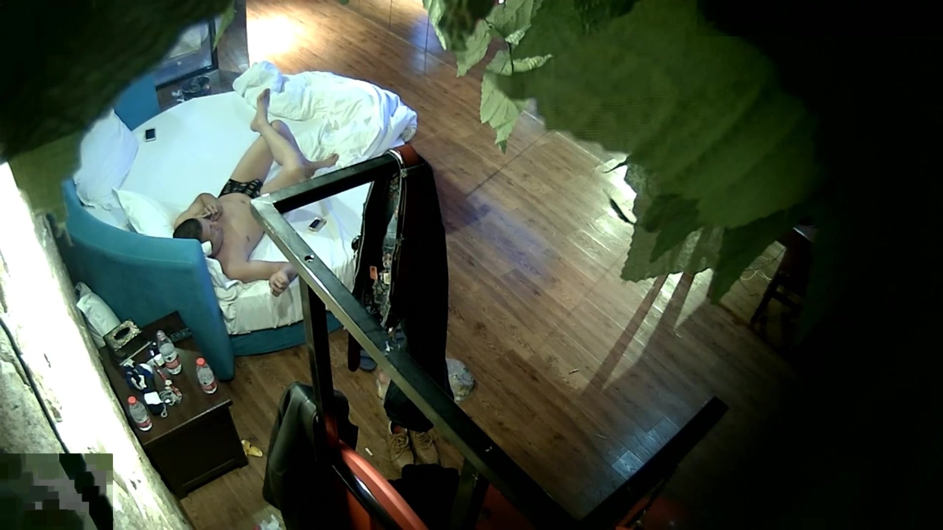 朋克头大叔和年轻少妇吃点水果休息一下就开始做爱貌似说的山东话