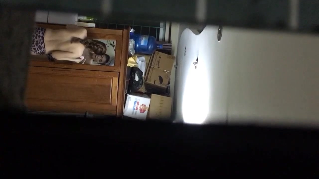 透气窗偷窥邻居身材不错的白领小姐姐洗完澡出来擦完逼逼闻一闻有没有异味