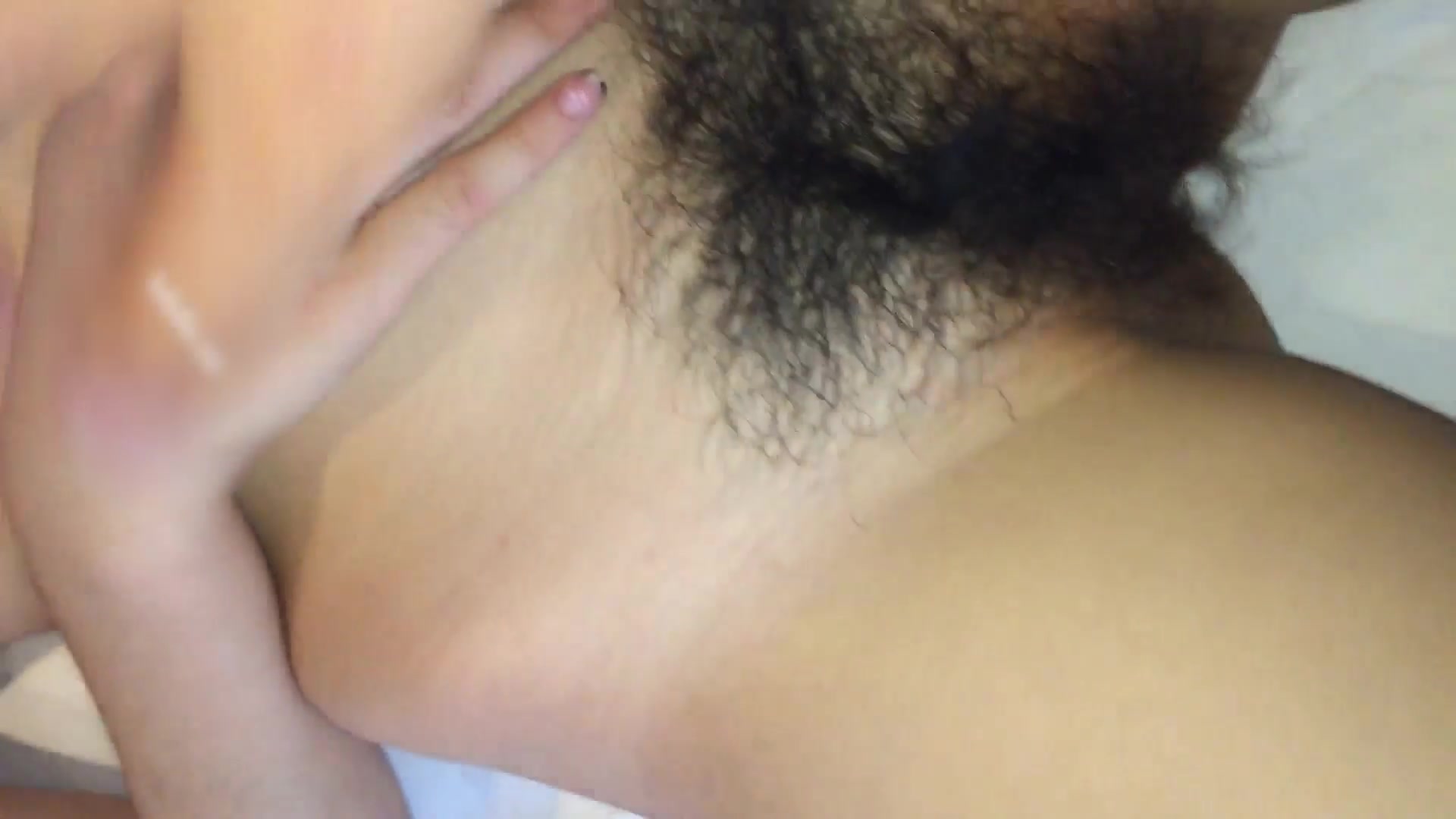 气质可爱的学院派美女把鸡鸡舔硬后不让操等软了再舔硬来回玩,男的受不了挑逗按在身下用力干她,喘息声真娇嫩!