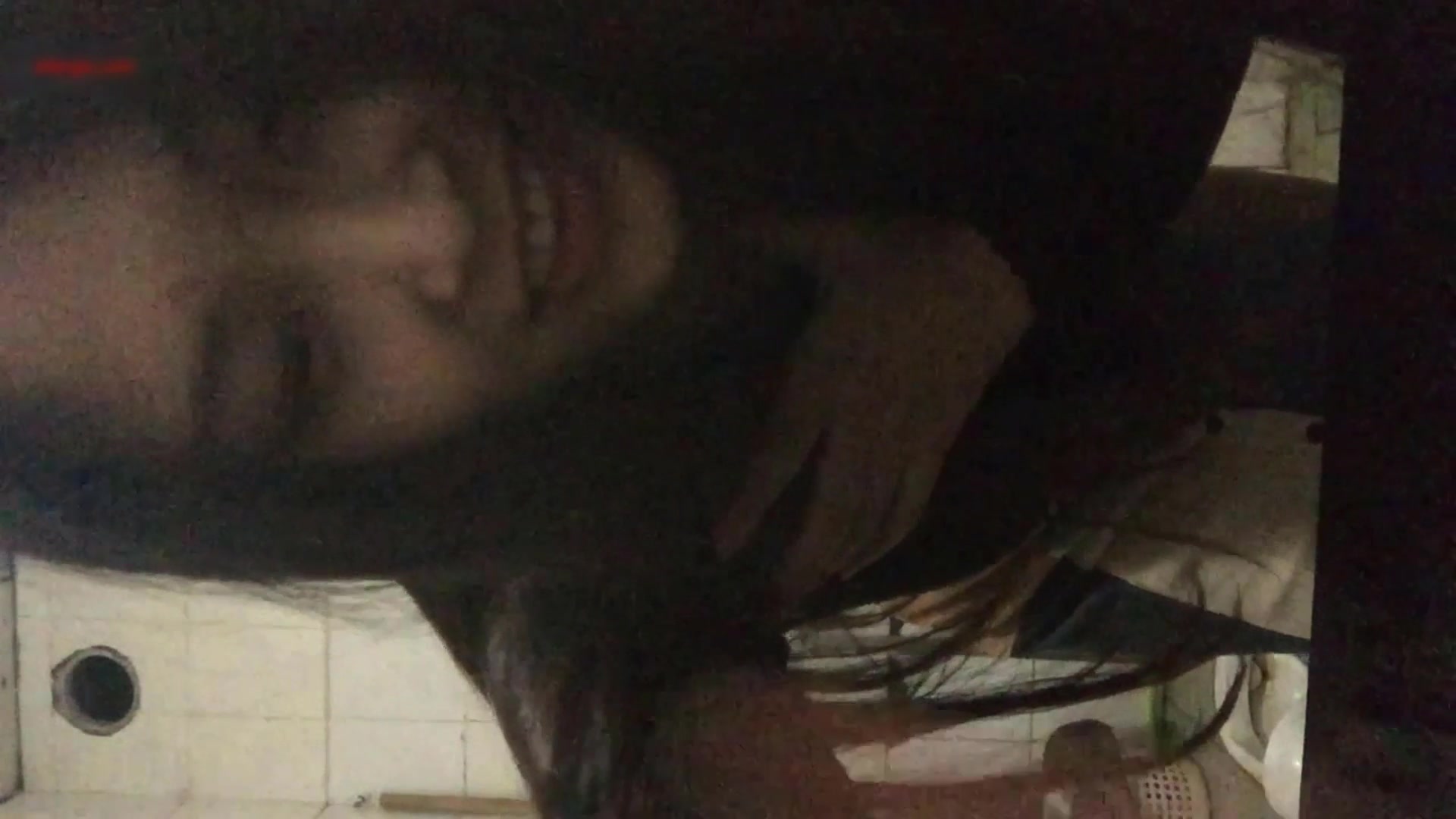 身材不错奶子非常漂亮的艺校兼职妹卫生间洗澡全身穿着黑丝被草援交视频自拍