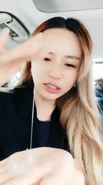 高颜值长发骚货少妇和炮友户外车上口爆 口交深喉 口活很棒 男的受不了就射在嘴里 非常精彩