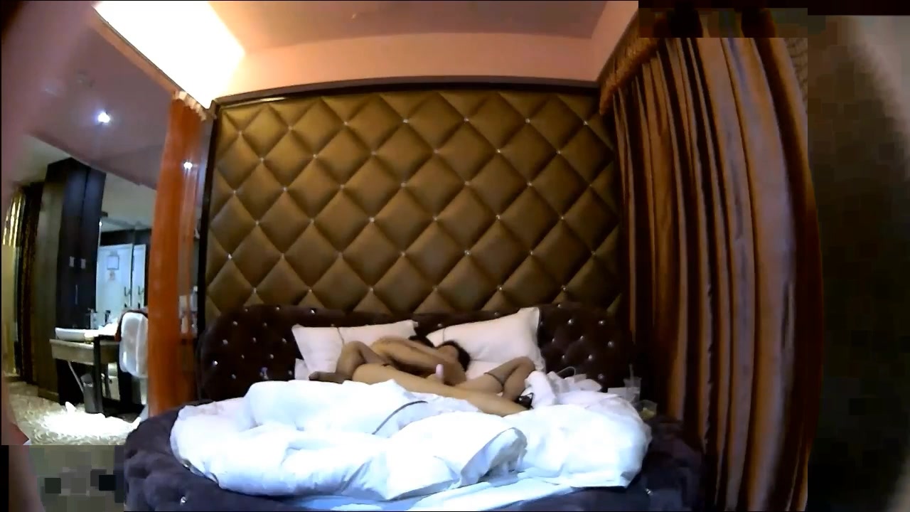 女神级气质漂亮的大学短裙美女酒店和包养她的中年男土豪激情啪啪,特意换上情趣黑丝诱惑,干了一个多小时!