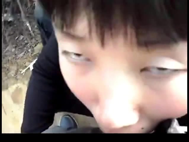 真實網爆！“你吃快點，我射了就沒人發現了”大白天，兩學生跑到山腰玩小路上野戰，露臉，清晰對白