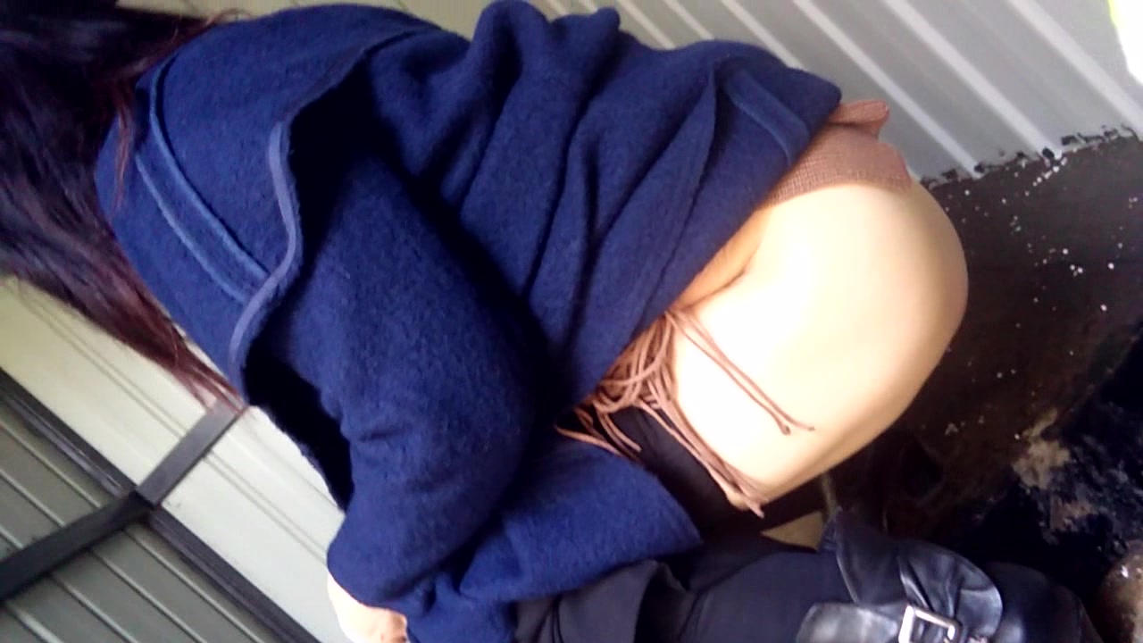 女人在无挡板的女厕近距偷拍其他女人小便