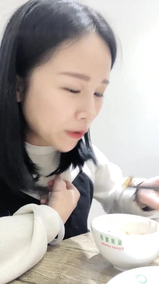 高颜值妹子饭馆吃饭桌子底下口交 脱裤子后入厕所脱衣服诱惑非常诱人 很是诱惑喜欢不要错过