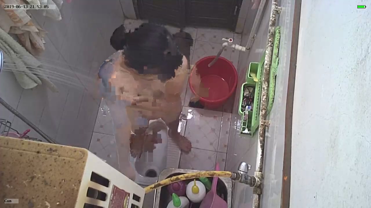 偷拍小骚货洗澡