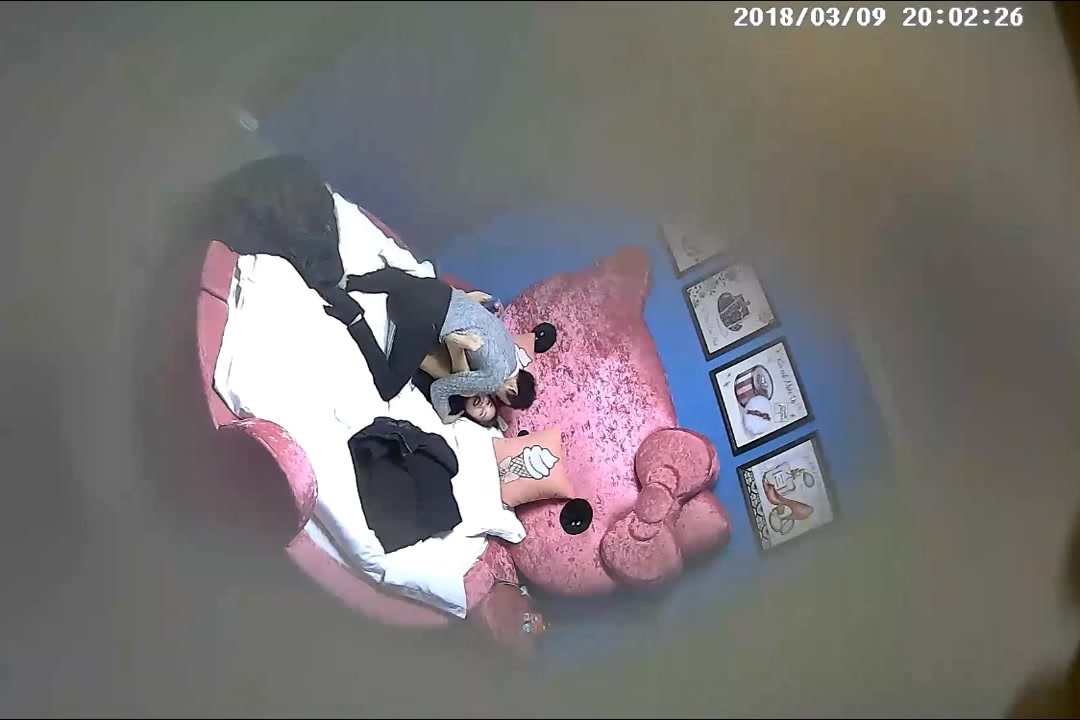 小伙子带着自己女朋友开房打炮 干完之后竟然还手机看小电影自己打灰机