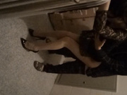 骚货娘们夜晚寂寞难耐，勾搭邻居到顶楼打炮，上来就吃鸡脱裤子做爱 姿势淫荡这么呻吟 也不怕有人偷看！