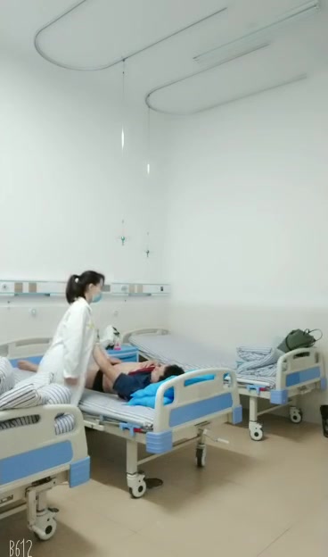 医院大夫给患者x服务