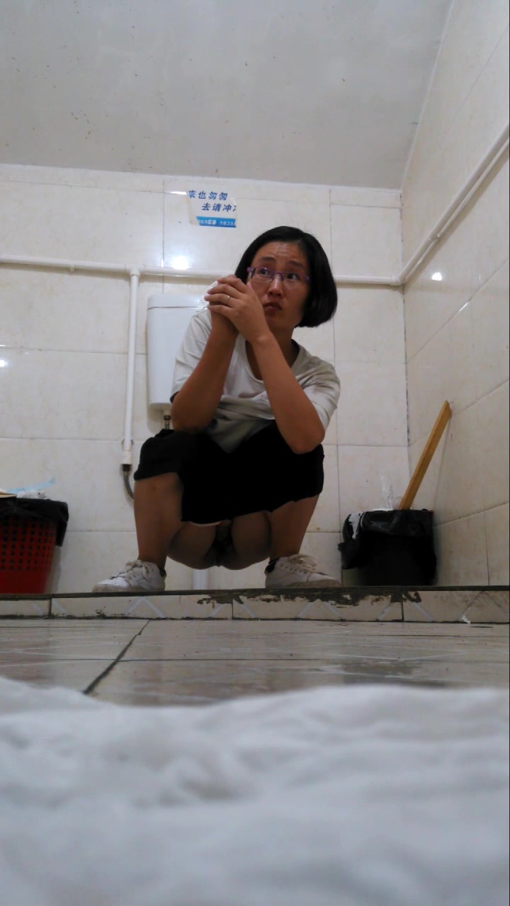 国内某大专校园卫生间全景固摄TP嫩学妹嘘嘘4