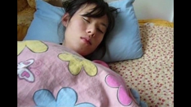 真实迷玩喝醉酒的嫂子 偷偷扣她的小骚逼和屁眼