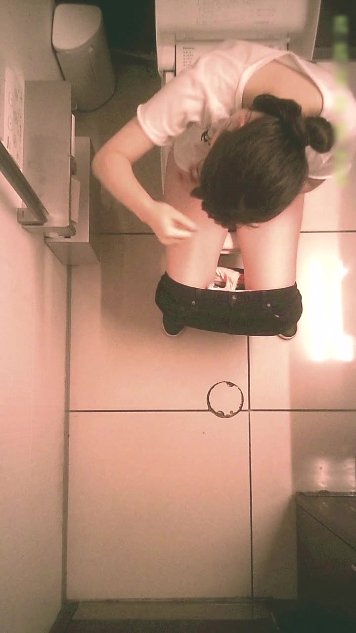 七月新流出商场女厕偷拍美女尿尿俯视角度胸口挂个墨镜的花裙气质美女