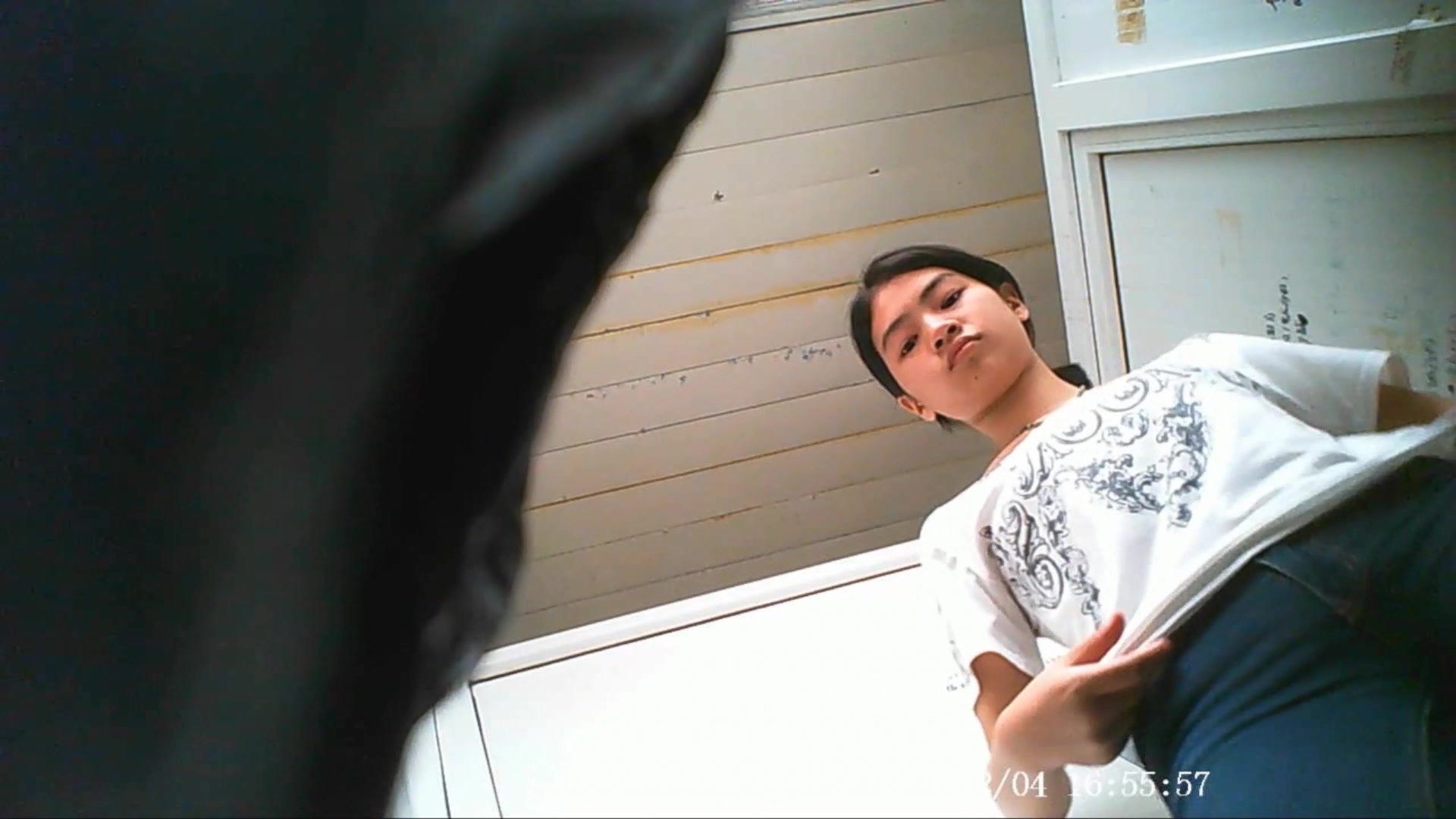 校园坑神潜入某高校女卫多视角偸拍大学生妹子课间排队来方便美女玩手机太认真了提裤子都一只手