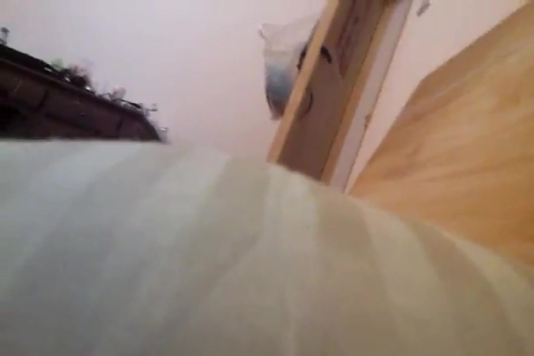 躺在床上假装玩手机偷拍苗条身材女炮友洗完澡照镜子化妆用电吹风吹逼逼