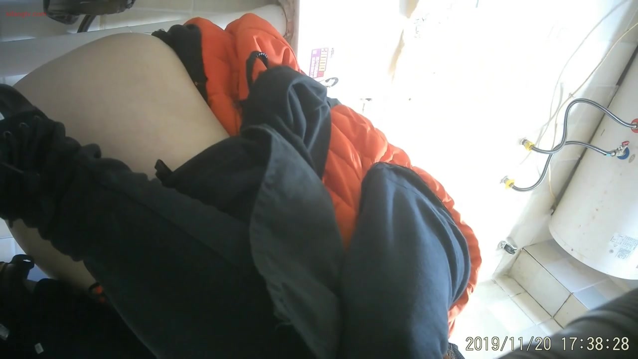 坑神潜入国内某经济型集体公寓卫生间定点偸拍形形色色的年轻妹子方便发现一个妹子居然怀孕了