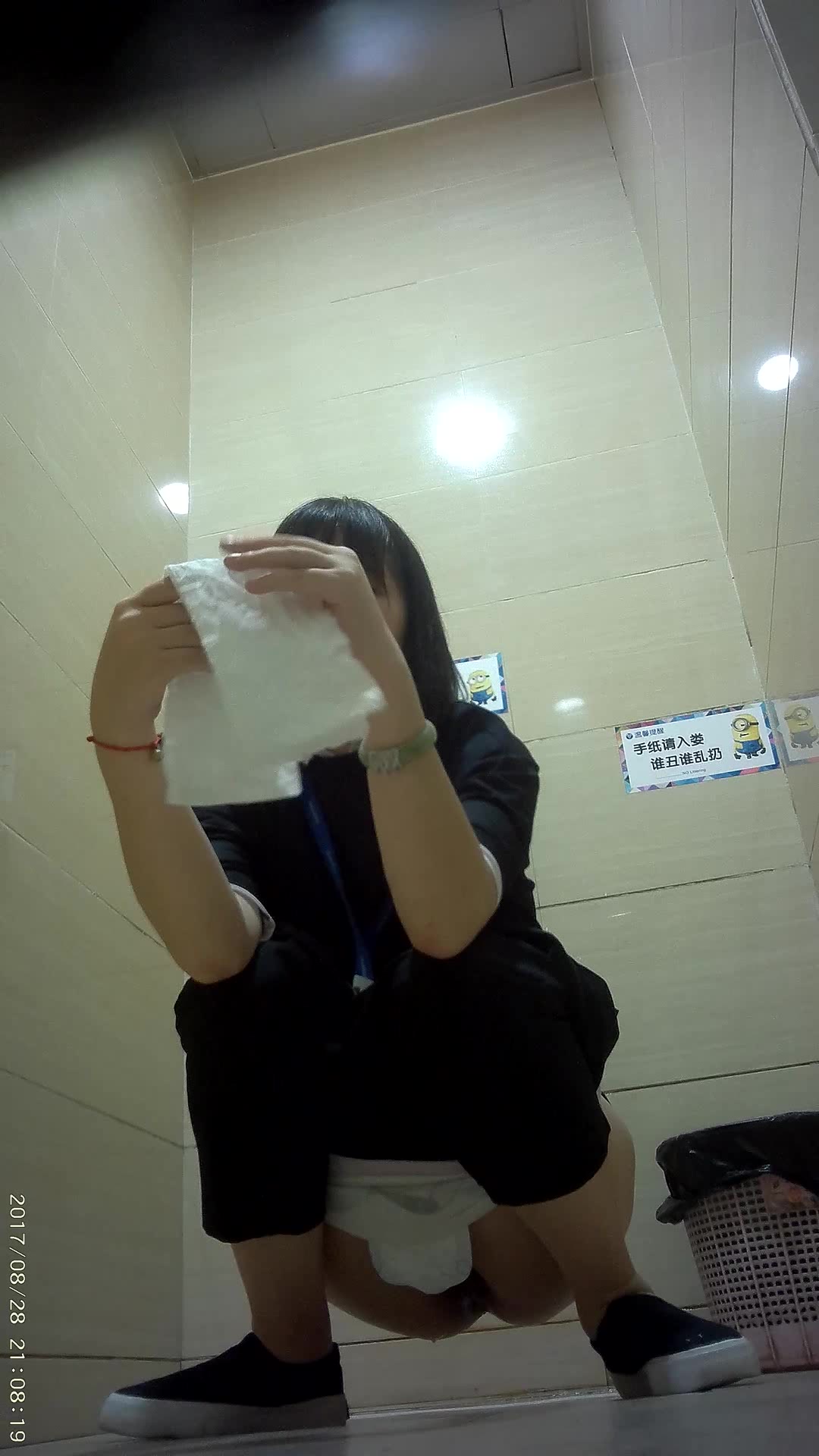 商场厕拍系列50 小姐姐不脱内裤往旁边一扒直接尿很是奔放