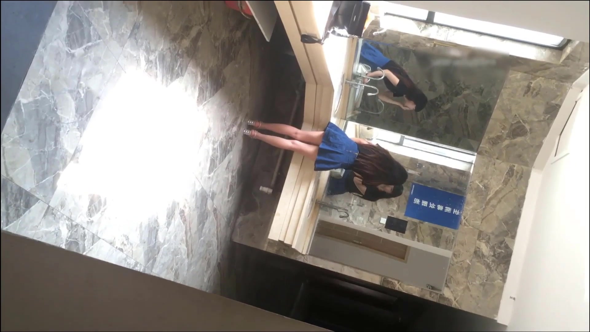 倒闭网站流出宾馆大堂女厕近距离偷拍两个高颜值美女嘘嘘