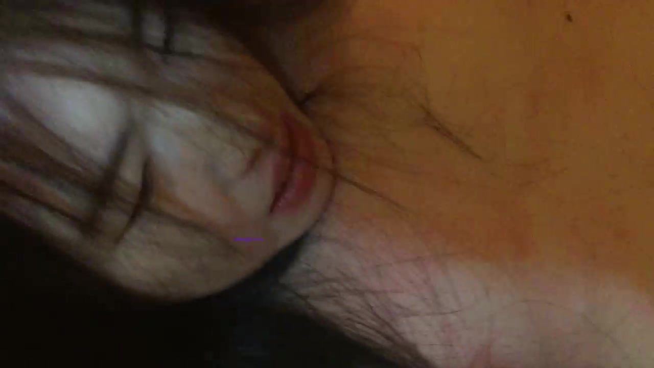 长相清纯的高中嫩妹与男友在酒店啪啪，表情投入皮肤都泛红了，呻吟真实诱人，露脸国语对白淫荡