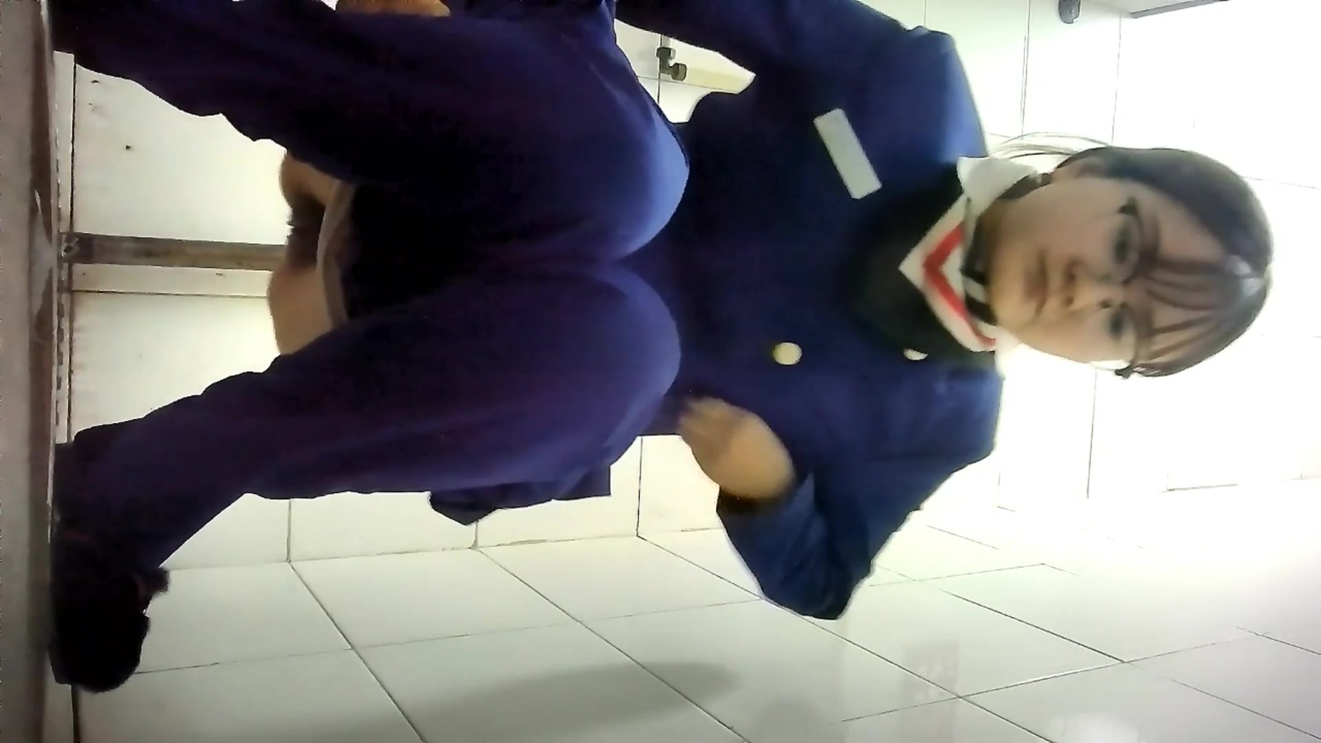 全景电信营业厅员工女厕偷拍刚分配来的面目清秀眼镜女大学生