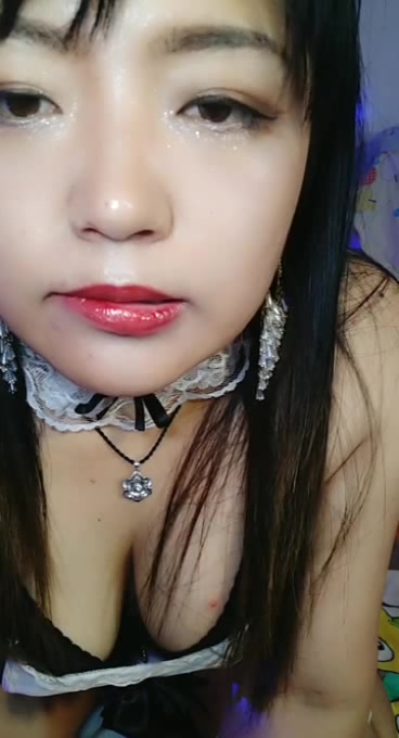 新来大奶黑丝情趣女奴米粒儿露脸直播大秀，奶子很大适合玩乳交，骚逼自己抠的淫水直流几把进去能淹死，浪叫不止