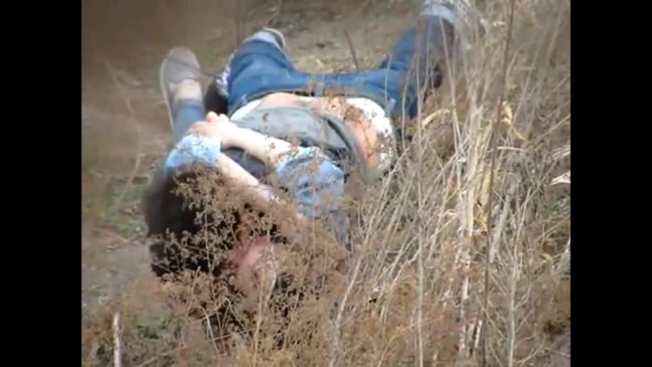 网曝不雅门事件，西安桃花潭公园两学生情侣荒草掩护席地野战，干完用纸巾擦一擦