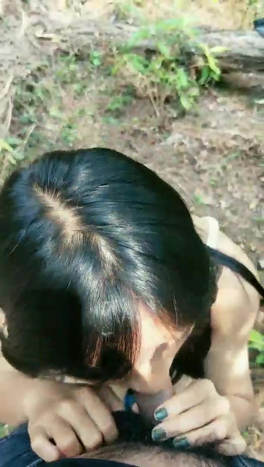 老哥带着牛仔裤小表妹荒郊野外野战，特写口交翘起屁股掰穴后入