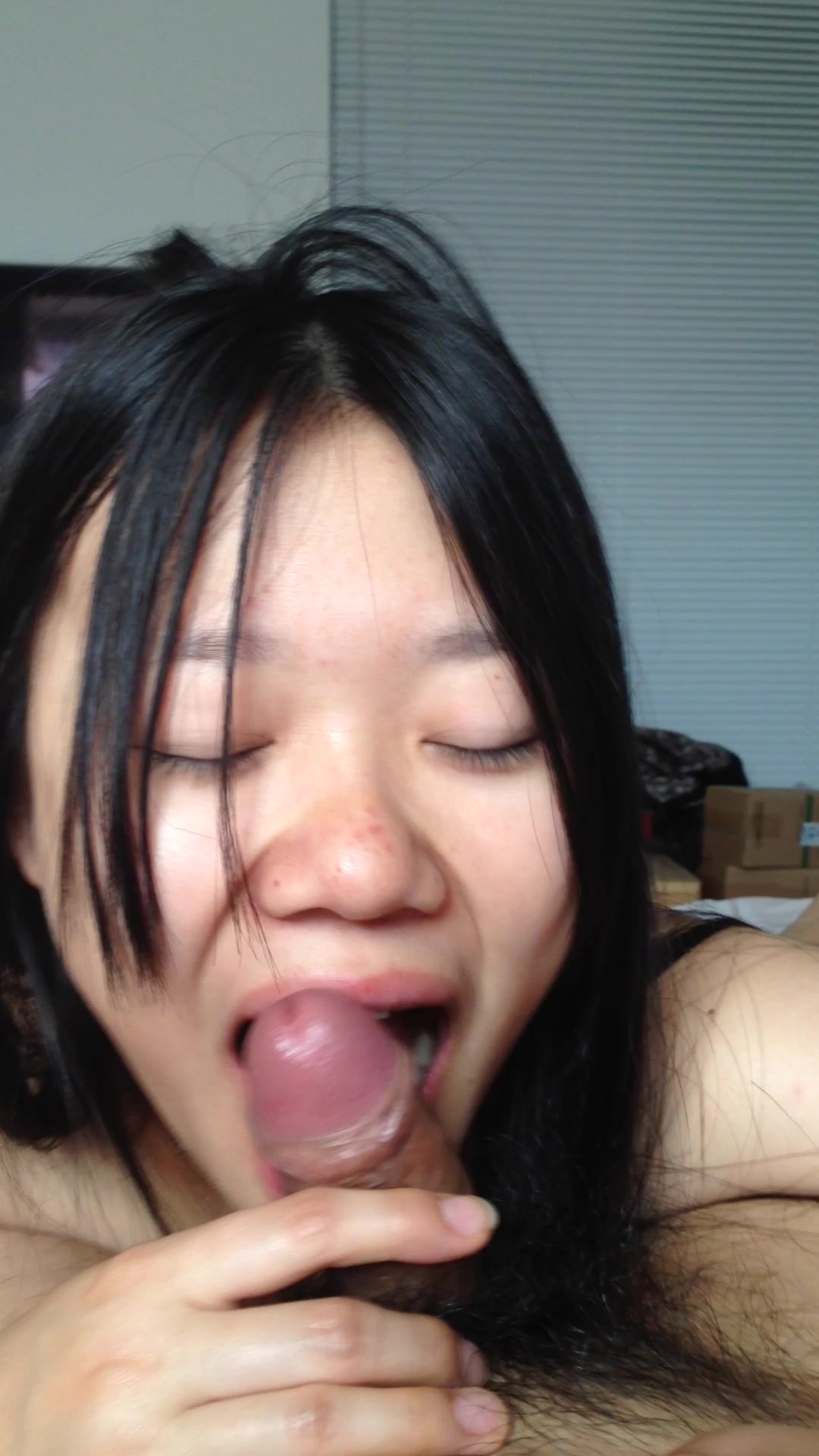 【百度雲盤不慎泄密】大學妹子肖weiwei制服誘惑兩部完整 鮑魚肥美絕對引爆妳的眼球～原版高清