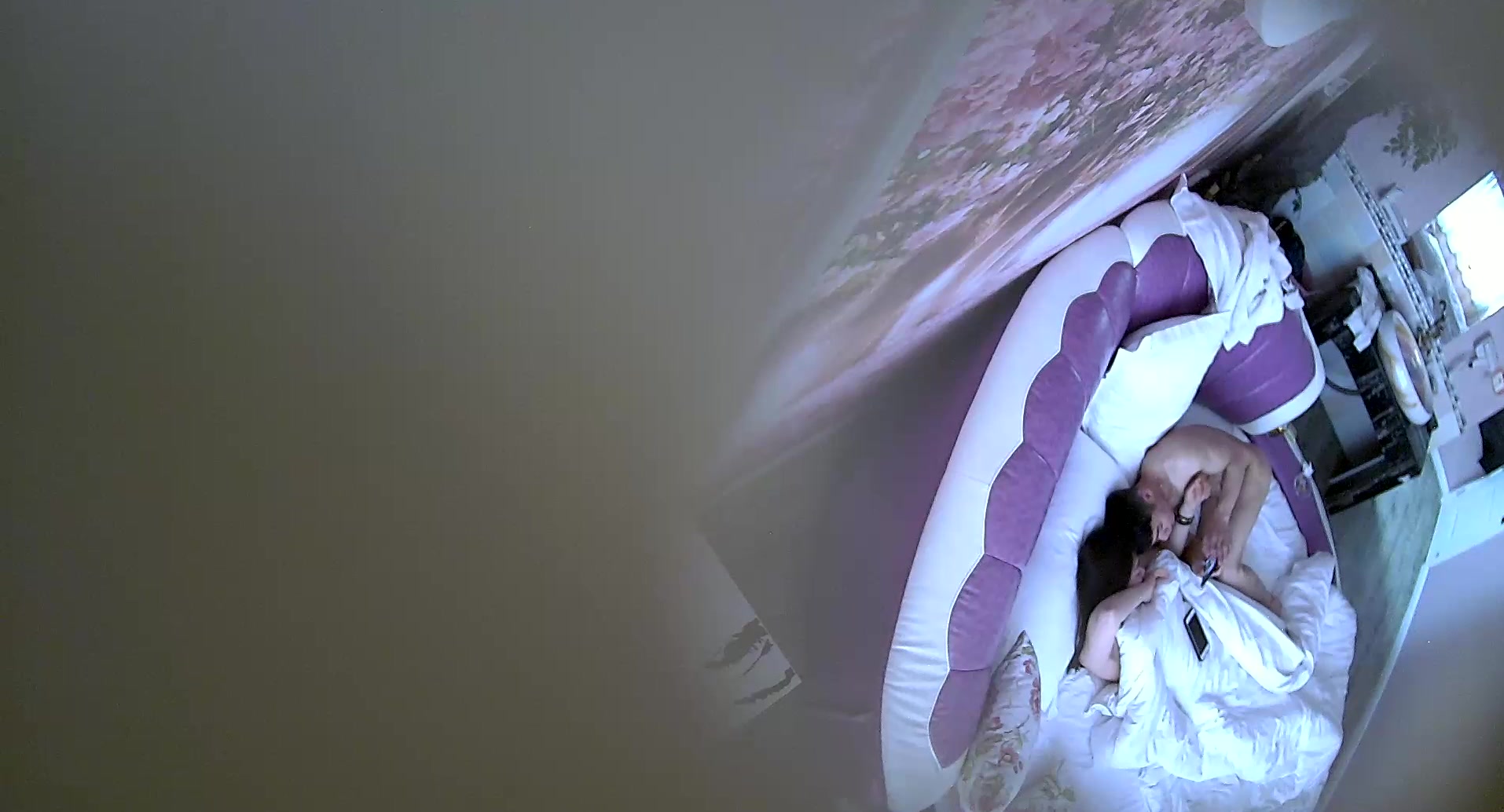 主题房睡醒小青年抽根烟就要啪啪啪女友小伙子这体位玩的刺激啊妹子终于忍不住发出了呻吟声超清原版