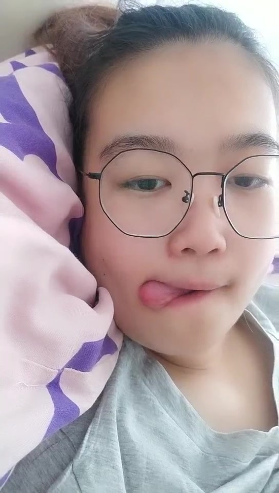 新人学生妹非常纯，发育的不错奶子挺大，奶头还没凸出来呢，小逼逼很嫩，听狼友指挥特写展示没几根毛的骚逼