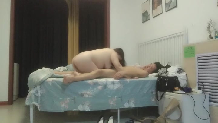 D罩杯人妻小伙摁倒在沙发上狂吸奶口交啪啪激情如火