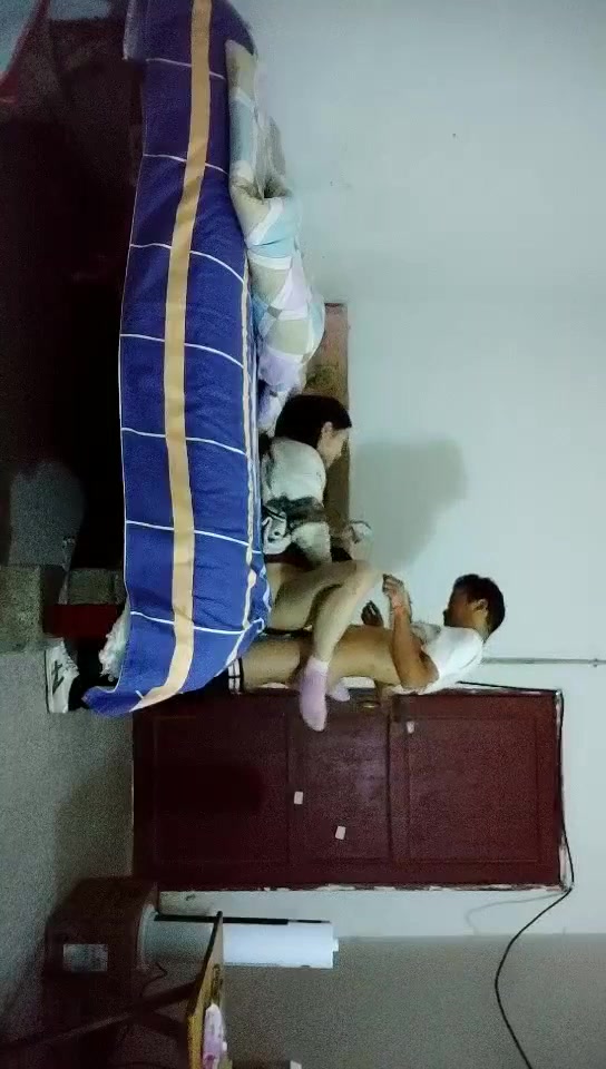 农村小伙县城小巷子底层嫖妓连搞两个站街女